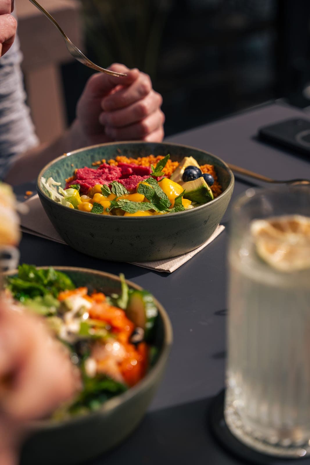 Bowl mit Mango, Avocado, Hummus und Minze